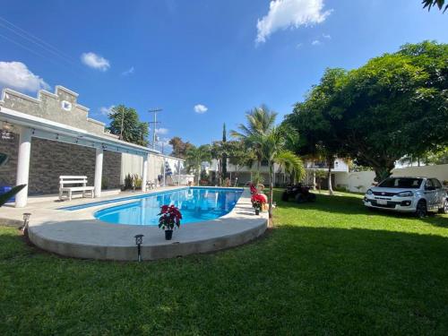Emiliano ZapataCasa Grace的一座房子的院子内的游泳池