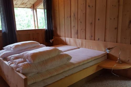史特林Olden by the fjords of Norway, Bjørkelund的木制房间内的一张床位,配有枕头