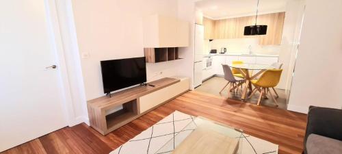 杜兰戈PISO EN DURANGO的带电视的客厅和带桌子的厨房