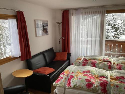 切勒里纳Aivla的客房设有两张床、一张沙发和一个窗口。