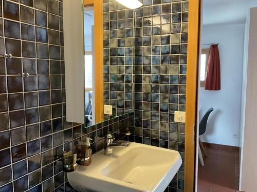 切勒里纳Aivla的一间带水槽和镜子的浴室