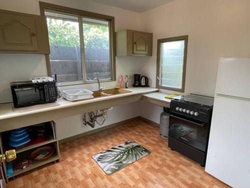 法勒Fare Tiare的厨房配有白色冰箱和水槽