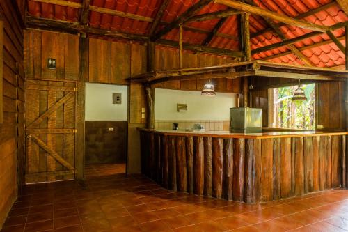 福尔图纳La Fortuna Natural Green的木质建筑中带酒吧的厨房