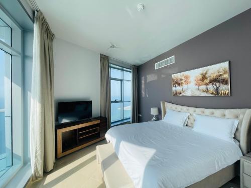 阿吉曼Beachfront paradise just minutes from Dubai的一间卧室配有一张大床和电视