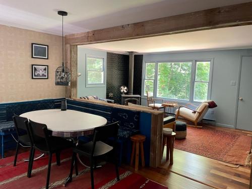 WashingtonThe perfect getaway cabin的客厅配有桌子和一些椅子