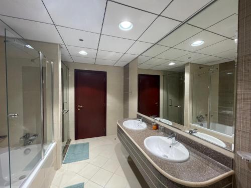阿吉曼Beachfront paradise just minutes from Dubai的一间带两个盥洗盆和大镜子的浴室