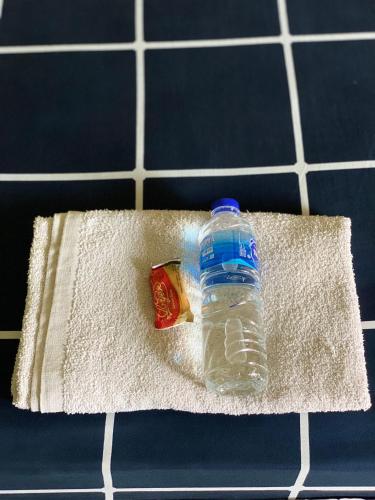 TangkilKarina Guest House Syariah的毛巾上方的一瓶水
