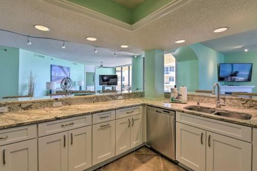 德斯坦Gulf View Destin Condo with Resort Pool and Spa!的一个带两个水槽和大镜子的大厨房
