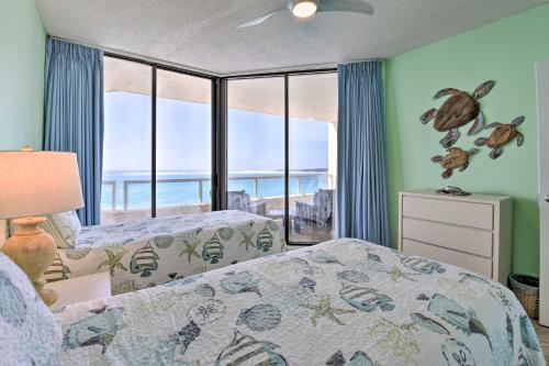 德斯坦Gulf View Destin Condo with Resort Pool and Spa!的一间卧室配有一张床,享有海景