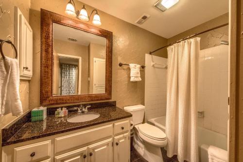 新布朗费尔斯CW B203 Tubers Delight的一间带水槽、卫生间和镜子的浴室
