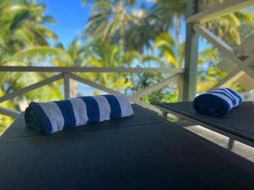 阿鲁坦加帕帕雷海滨简易别墅 - 艾图塔基的桌子上一双毛巾