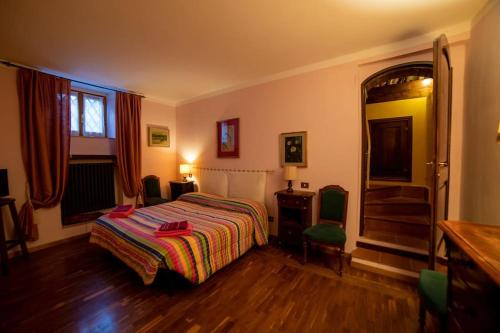 锡耶纳Casa Lazzaro al centro di Siena的一间酒店客房,设有一张床和一个楼梯