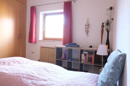 因斯布鲁克Haus Blang Einzelzimmer的一间卧室设有一张床和一个窗口