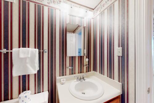 糖山Sugar Top 2524的一间带水槽和镜子的浴室