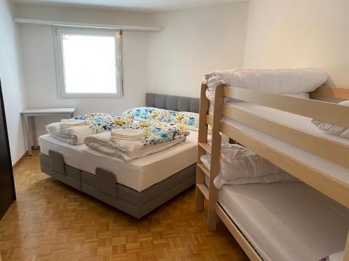 圣莫里茨St. Moritz的一间卧室设有两张双层床和一扇窗户。