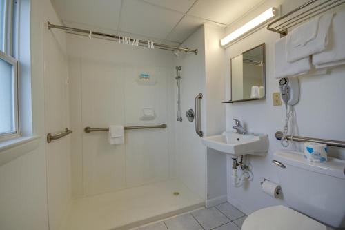大洋城Sahara Motel的带淋浴、卫生间和盥洗盆的浴室