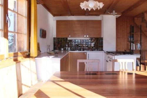 MattGfell的一间配备了白色家电和木制橱柜的大厨房