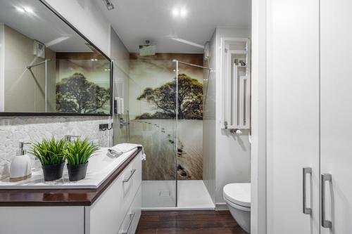 华沙Spacious Studio AC View Pokorna 2的带淋浴和卫生间的白色浴室