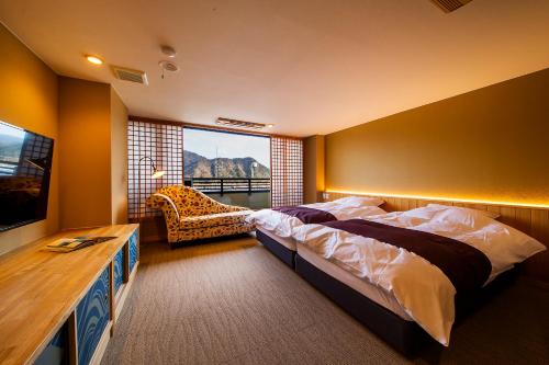 丰冈市川口屋城崎河滨酒店的一间卧室设有一张大床和一个窗户。