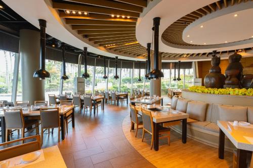 济州市Sono Belle Jeju的用餐室设有桌椅和窗户。