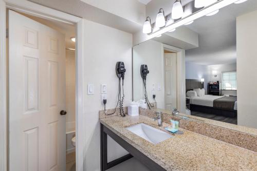 奥兰多Avanti International Resort的一间带水槽和镜子的浴室