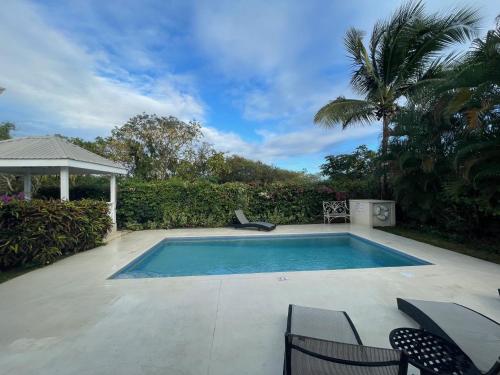 Private Villa & pool, Christ Church Barbados内部或周边的泳池