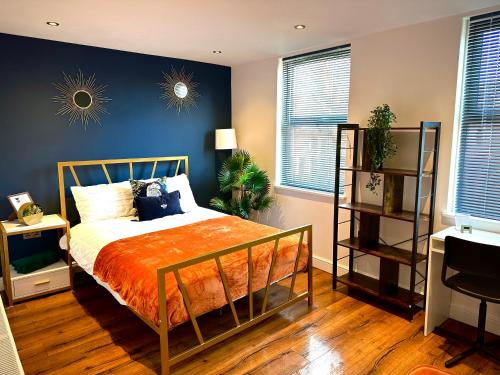 珀利Room with private bathroom/Tv的一间卧室设有一张床和蓝色的墙壁