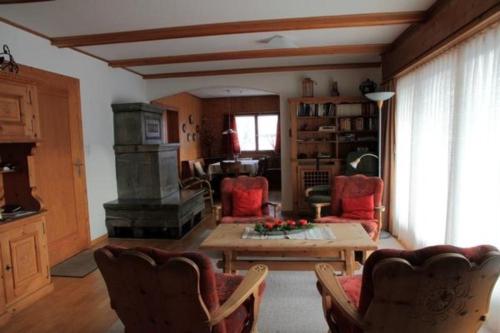莱克斯Chalet Mon Refuge的客厅设有壁炉、桌子和椅子