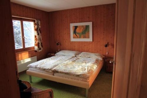 莱克斯Chalet Mon Refuge的卧室位于客房的角落,配有一张床