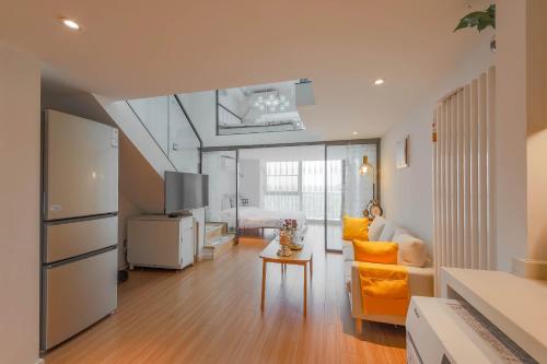 北京通州区颢宸公寓的客厅配有橙色椅子和沙发