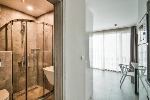 瓦尔纳Sea lounge的带淋浴和盥洗盆的浴室