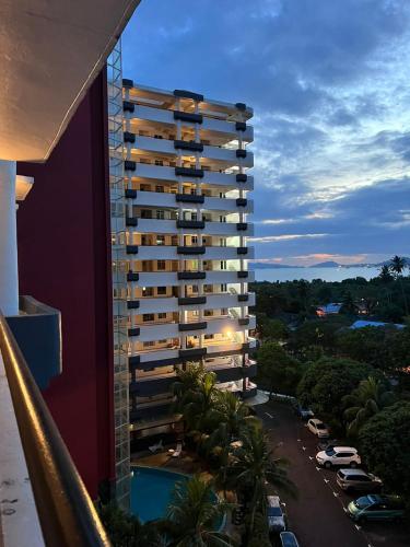 瓜埠RUMAH SINGGAH APARTMENT的享有停车场景致的高楼