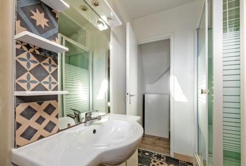 Hôpital-CamfroutMenhir的白色的浴室设有水槽和镜子