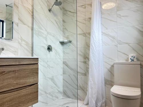 马瑟尔布鲁克红杉汽车旅馆的带淋浴和卫生间的浴室。