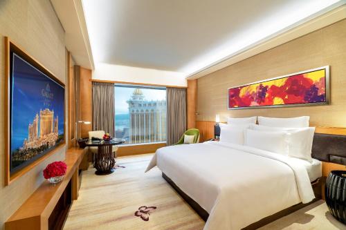 澳门澳门银河酒店的一间酒店客房,设有一张大床和一个大窗户