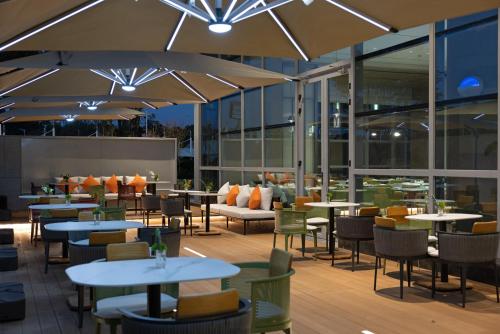 贵阳贵阳航空港希尔顿惠庭酒店的餐厅设有桌椅和窗户。