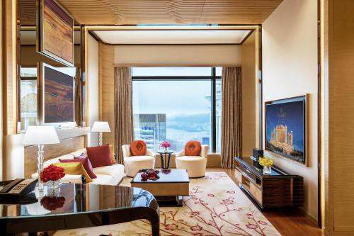 澳门澳门银河酒店的带沙发和大窗户的客厅