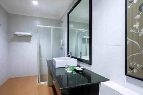 普卡皇宫酒店 的一间带水槽和镜子的浴室