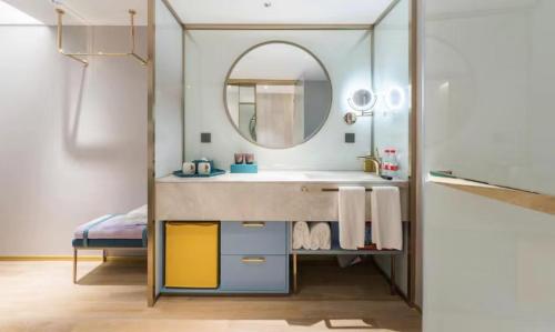 广州广州白云机场漫心酒店的一间带水槽和镜子的浴室