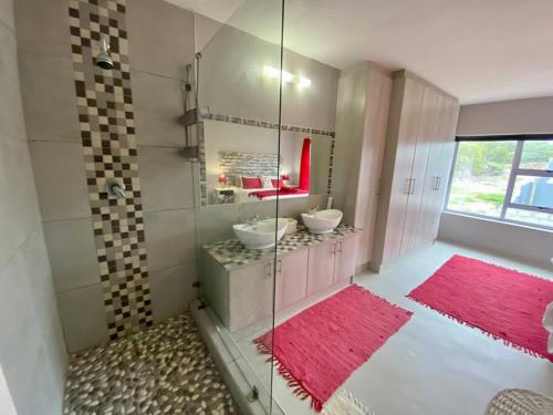 杰弗里湾Grys Patrys - 4 Beds Beach Home的浴室设有2个水槽和镜子