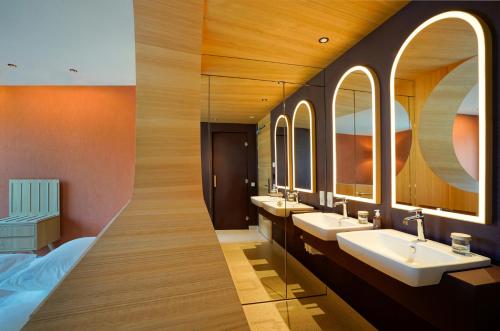 博尔扎诺La Briosa的浴室设有3个水槽和2面镜子