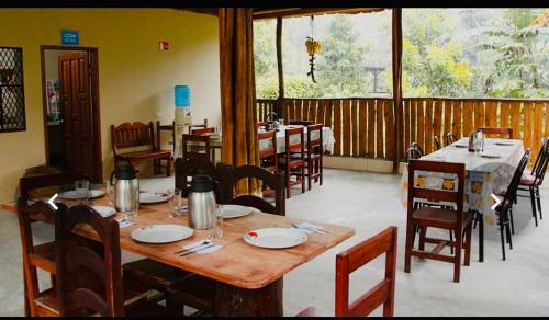 特纳Candurumy Lodge的餐厅内带桌椅的用餐室
