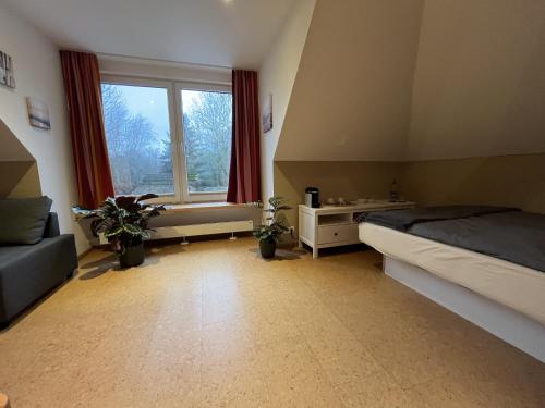 SchiffdorfHaus Kuestenperle的一间卧室设有一张床和一个大窗户
