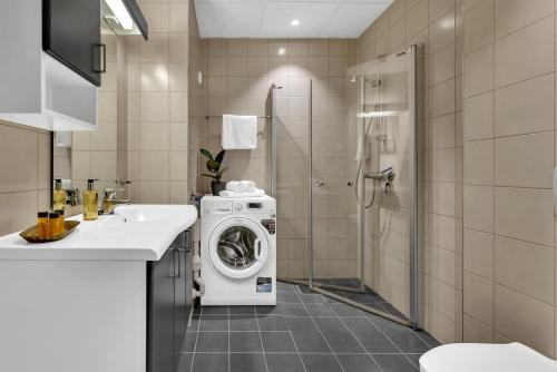德拉门Origo Leilighetshotell的一间带洗衣机和淋浴的浴室