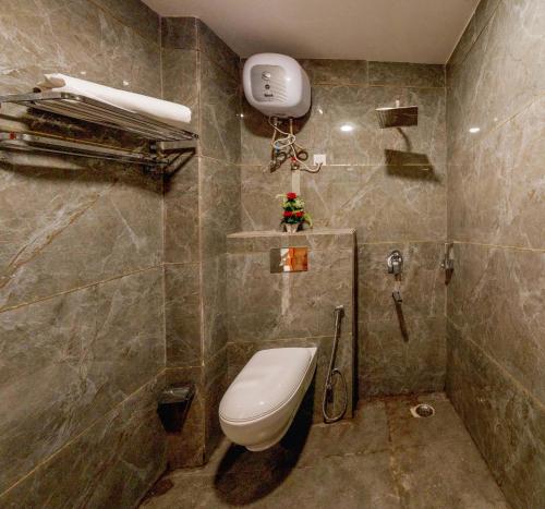 古尔冈Octave Nirvana Suites的一间带卫生间和淋浴的浴室