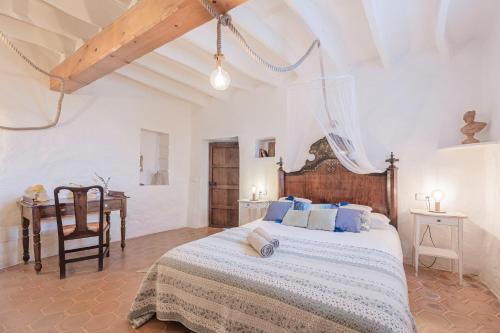 阿尔盖达Villa Can Lloret的一间卧室配有一张大床和一张书桌