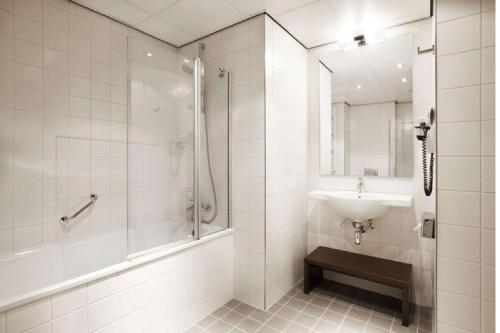 阿默斯福特阿默斯福特NH酒店的白色的浴室设有水槽和淋浴。