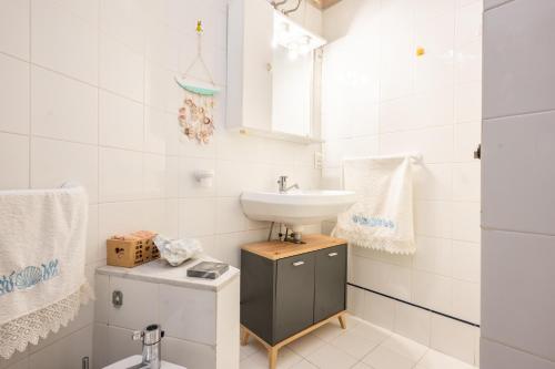 利多迪卡马约雷100 metri dal mare的白色的浴室设有水槽和卫生间。