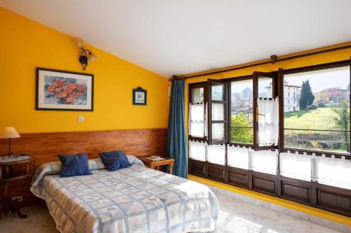 PorrúaCasa rural El Cotero Lines的一间卧室设有一张床和一个大窗户