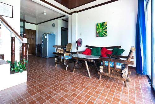 波尔多·格尼拉Charming 6-Bed House in Puerto Galera的客厅配有木制家具和冰箱